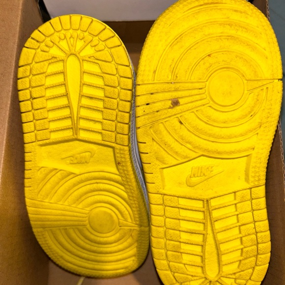 Jordan 1s yellow and black - Picture 2 of 3